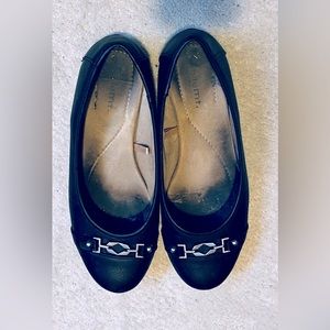 7.5 Element flat black closed toe shoe. Discoloration on the inside